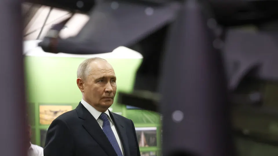 На форуме «Все для победы» президент сообщил, что через Общероссийский народный фронт граждане добровольно направили почти 70 млрд рублей на поддержку СВО. Между тем военные расходы страны достигли рекордных значений и могут вырасти ещё сильнее.