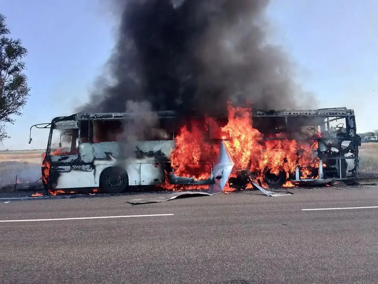 Во время рейса из Краснодара в Мелитополь автобус попал под удар беспилотника. В салоне находились 11 человек — пострадавших нет.