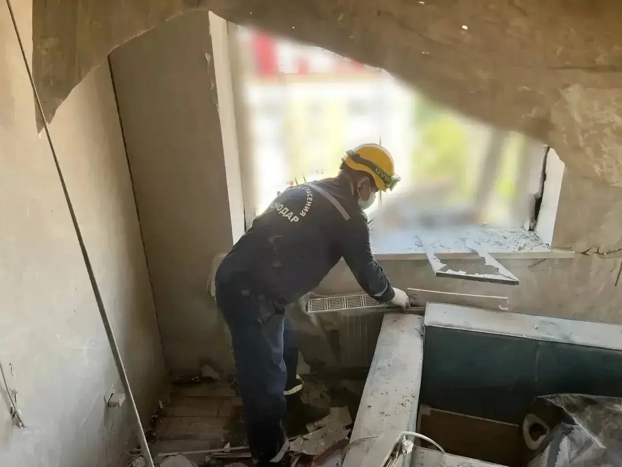В Прикубанском и Карасунском округах ночью в результате удара беспилотников повреждены жилые дома. Работает штаб по координации помощи, пострадавшим предлагают временное размещение, уборку завалов и материальную выплату после оценки ущерба.