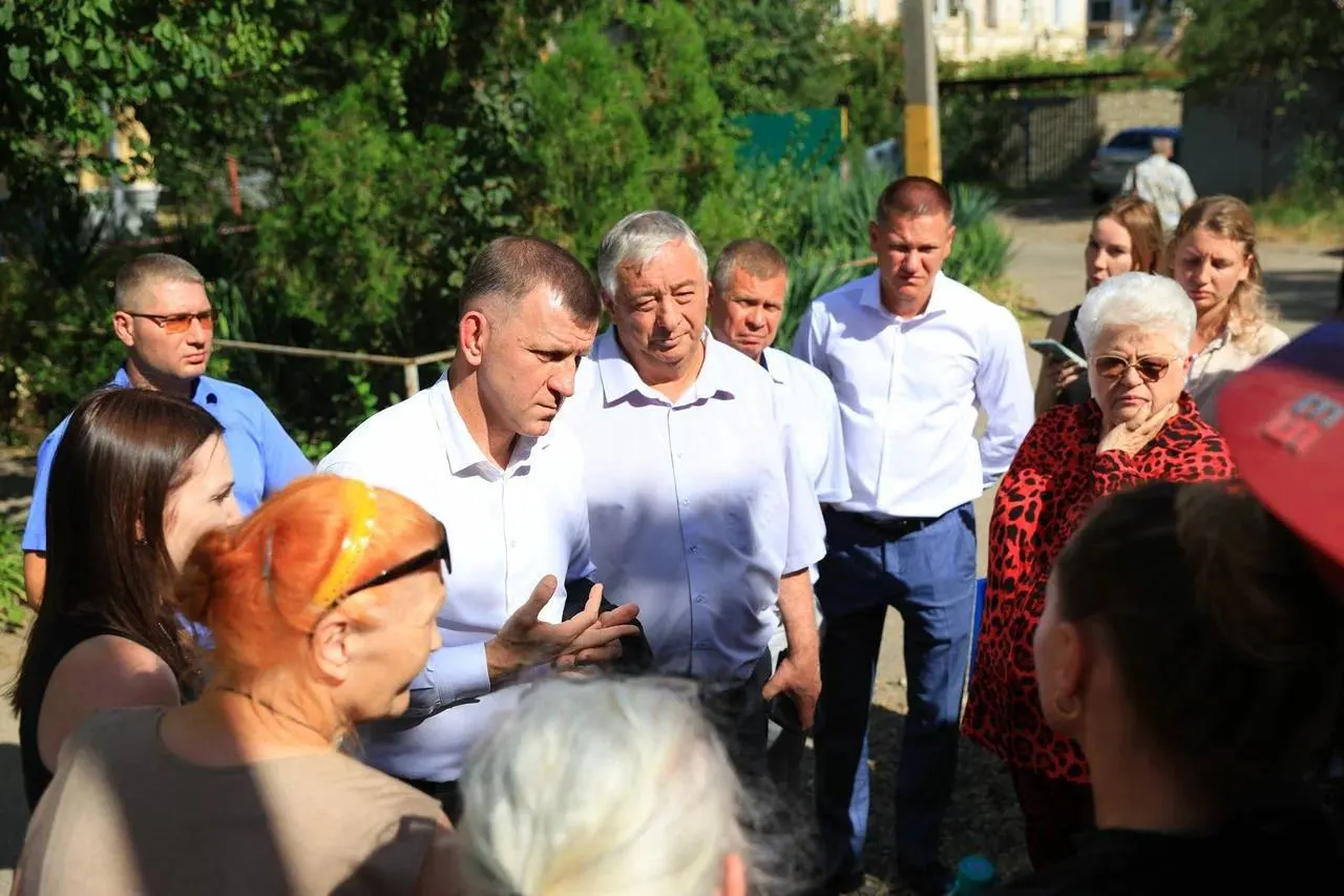 После попадания беспилотника в доме в Карасунском округе мэр осмотрел повреждения. Крышу временно заделали, установили подпорки, предстоит демонтаж разрушенных плит перекрытия и восстановление общего имущества. Единовременные выплаты планируют начать в августе.
