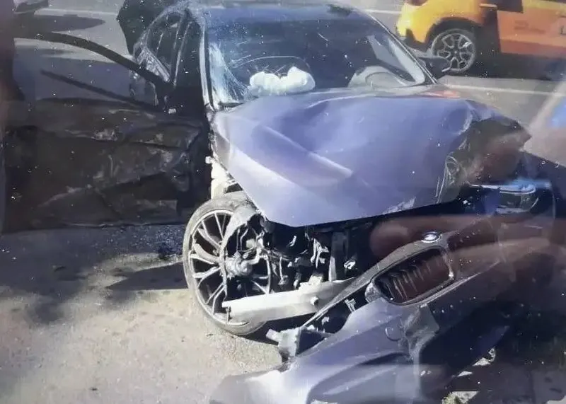 Рано утром 33-летняя женщина за рулём BMW не справилась с управлением, наехала на бордюр и столкнулась с двумя опорами ЛЭП. В ДТП никто не пострадал, светофор на перекрёстке временно не работает.