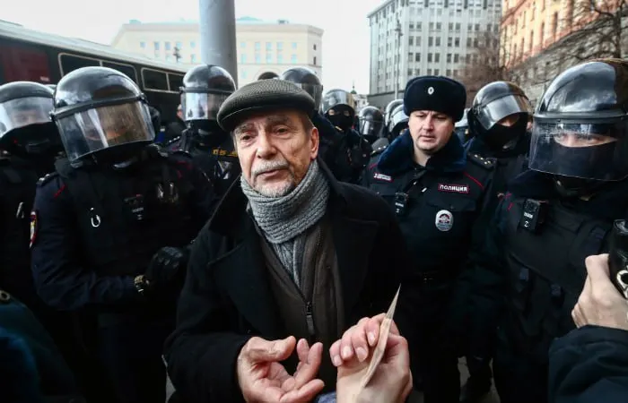 В Хорошевском суде Москвы началось заочное рассмотрение уголовного дела против 84‑летнего правозащитника: следствие обвиняет его в создании «нежелательной» организации и нарушении требований по маркировке «иностранного агента». Прокуратура просит 6,5 года колонии и запрет администрирования сайтов на 10 лет.
