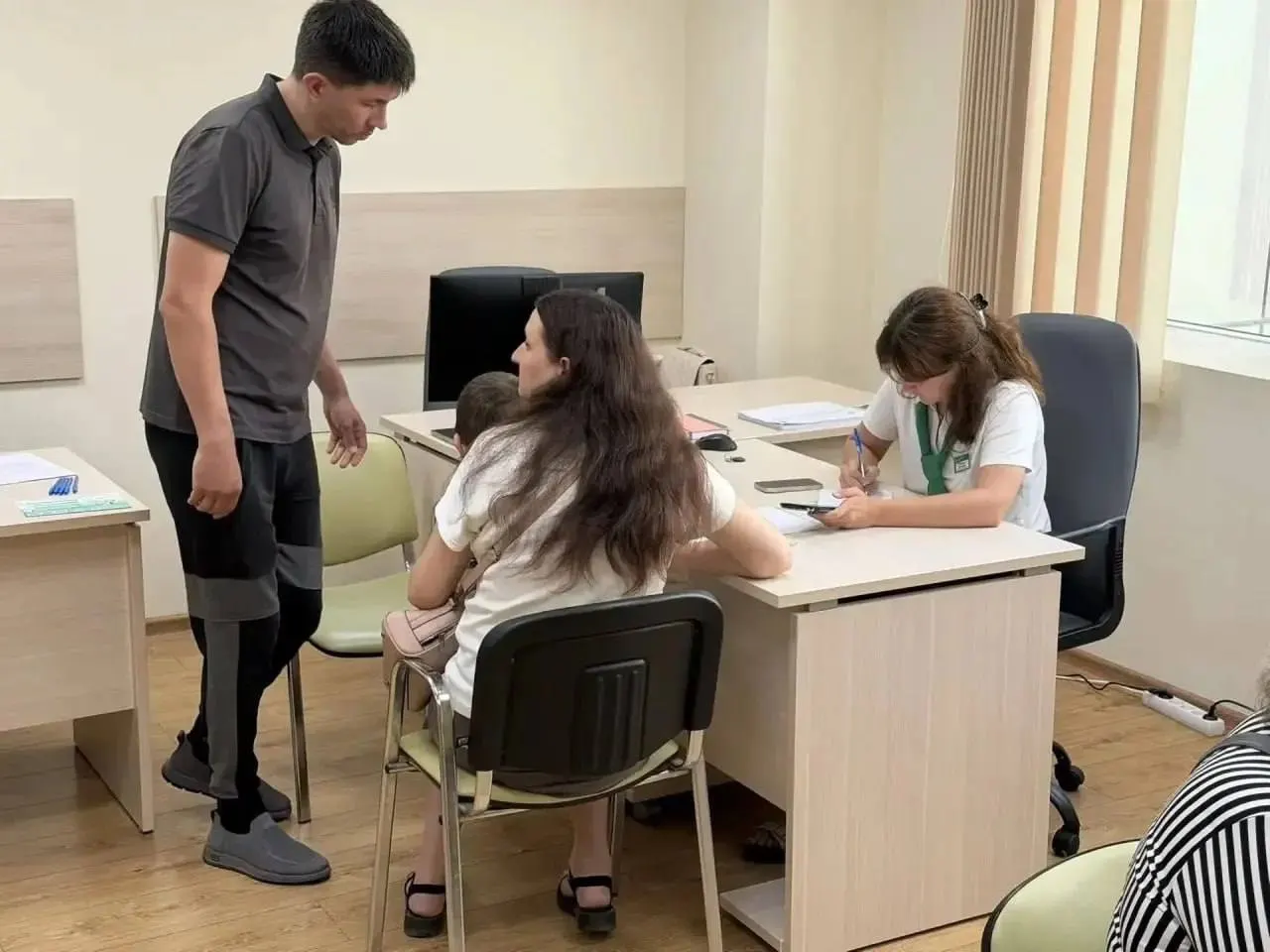 В Краснодаре на ул. Атарбекова, 1/1 (ТЦ «Босс Хаус») открылось новое отделение семейного МФЦ: центр предлагает психологические консультации, практические сервисы, детскую зону и пункт проката колясок.