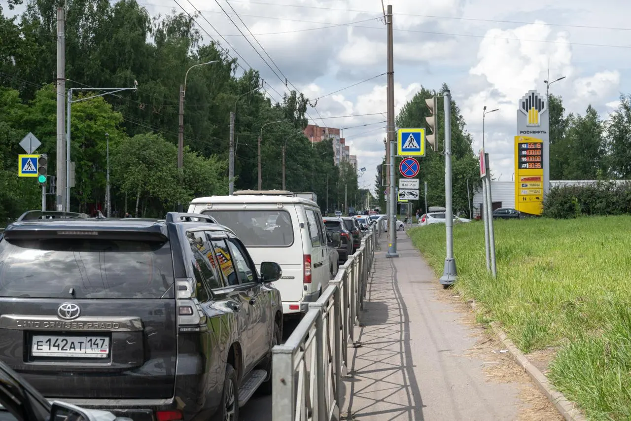 Проверка нескольких петербургских заправок показала, что в городе пока продают бензин стандарта Евро‑5, хотя с июля в России разрешён оборот топлива уровня Евро‑3.