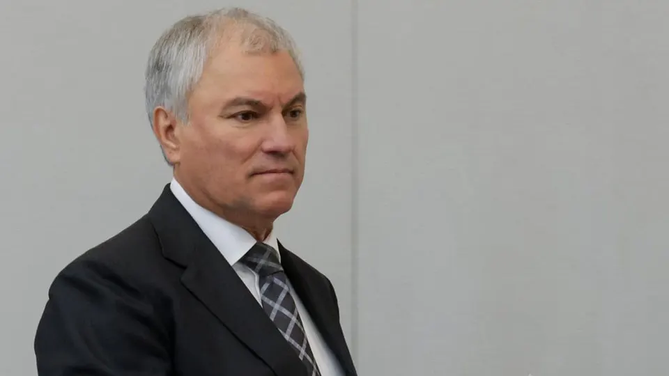 Спикер Госдумы заявил о приоритетном развитии городского электротранспорта; глава транспортного комитета призвал водителей терпеть очереди на АЗС. Топливный дефицит затронул почти всю страну и сократил производство бензина.