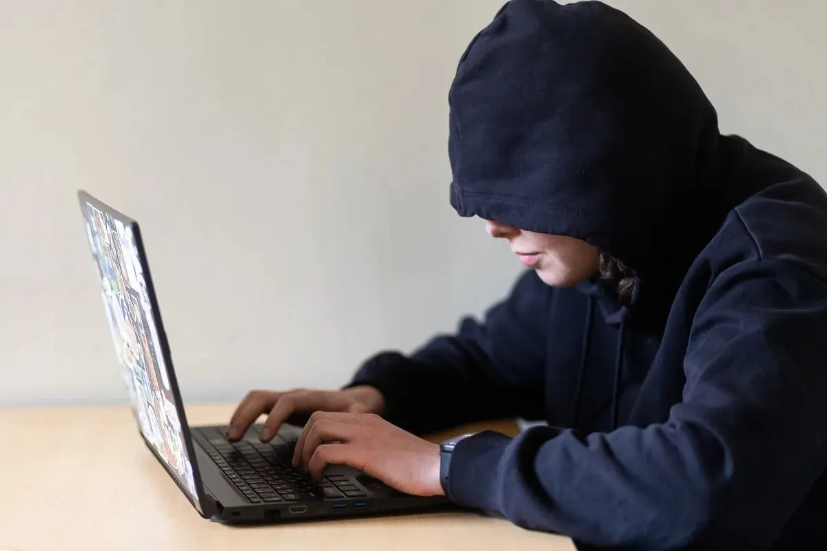 Предлагают закон о введении охранных ордеров: через суд можно будет запретить преследователю приближаться к человеку, посещать его места и выходить с ним на связь, в том числе онлайн. Документ направлен на оценку в правительство; при одобрении закон может вступить в силу с 1 января 2027 года.