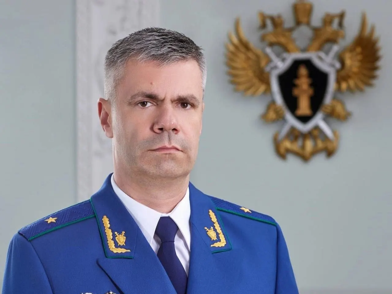 Президент направил в Совет Федерации кандидатуру 46‑летнего Виктора Винецкого, нынешнего первого заместителя прокурора Санкт‑Петербурга; окончательное решение пока не принято.