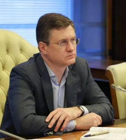 Александр Новак провёл совещание с федеральными и региональными представителями; поручено ежедневное наблюдение и координация действий для недопущения перебоев в поставках топлива.