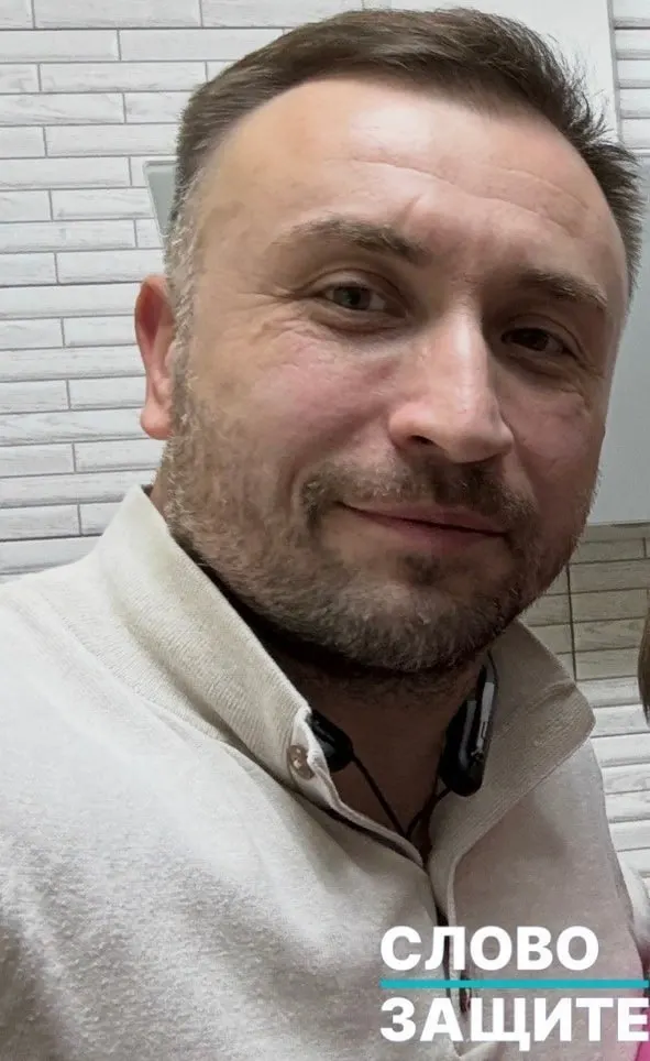 ФСБ сообщает о задержании жителя Анапы, против которого возбуждено дело о госизмене. Ранее его арестовывали и, по словам родственников, при обыске применяли силу; потом он пропал и был найден в СИЗО‑1 Краснодара.