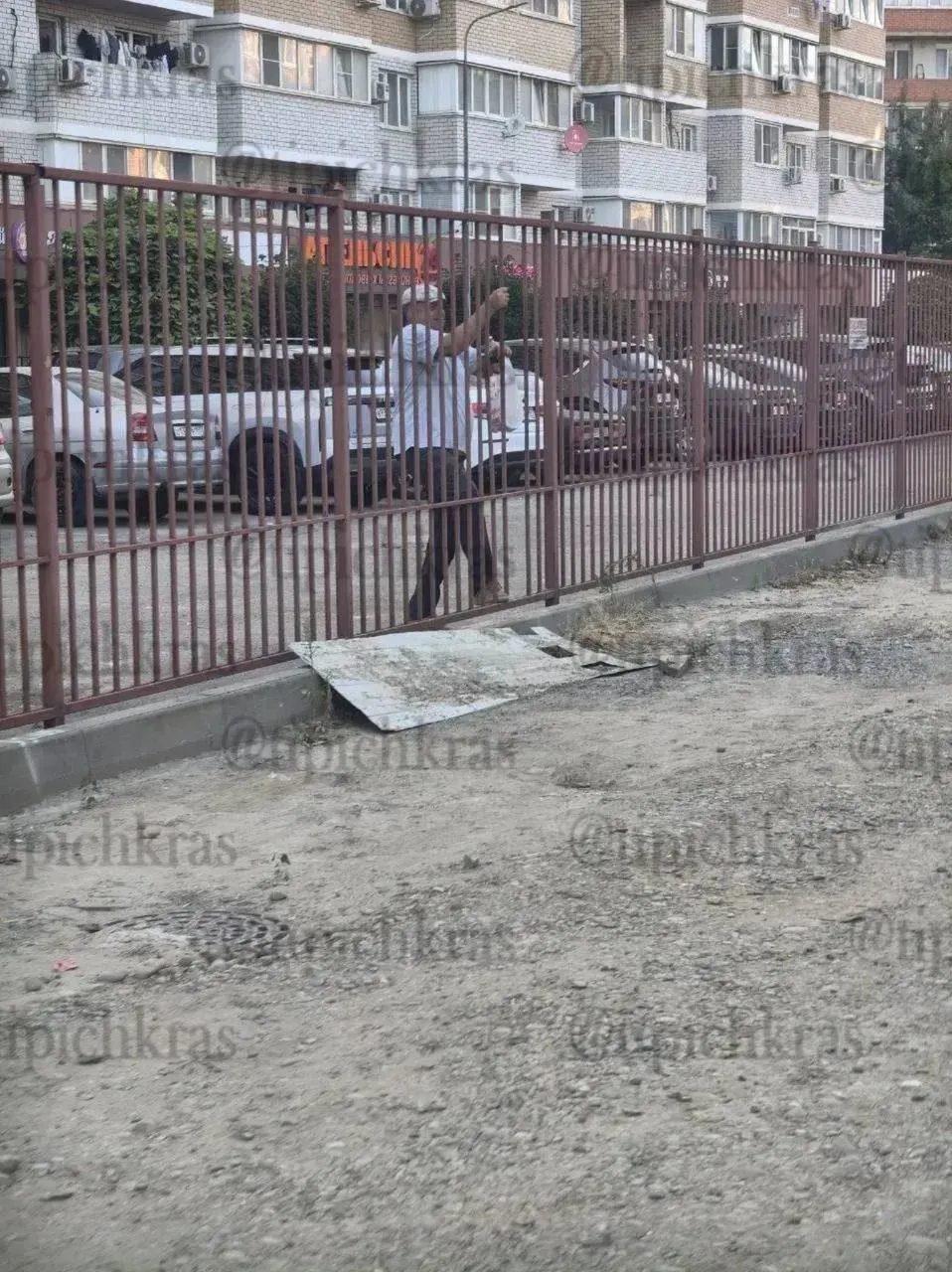 Жильцы одного из домов в ЖК «Светлый» оградили часть двора забором с калиткой, чтобы не допускать посторонних; соседям теперь приходится идти в обход, что вызывает недовольство.