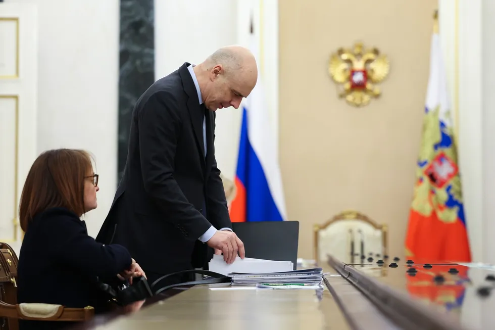 Парламент дал Министерству финансов возможность на ходу наращивать расходы и госдолг без повторного согласования. Эксперты предупреждают: это подрывает предсказуемость фискальной политики, повышает стоимость заимствований и перекладывает бремя войны на бизнес и население.