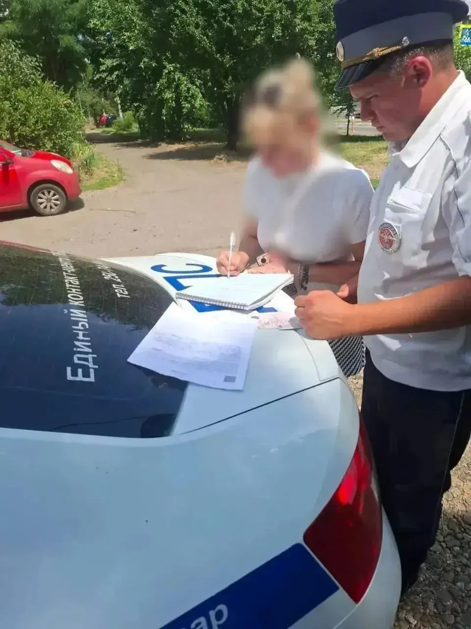 50‑летняя автоледи на «Солярисе» проехала по улице Черкасской с мужем на капоте; за нарушение правил перевозки людей ей выписан штраф 500 рублей.