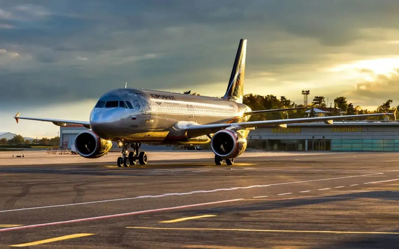 Рейсы выполняются четыре раза в неделю на Boeing 737: по средам, пятницам, субботам и воскресеньям. До конца сентября рейсы идут в международный аэропорт Дубай, с октября — в аэропорт Аль‑Мактум.