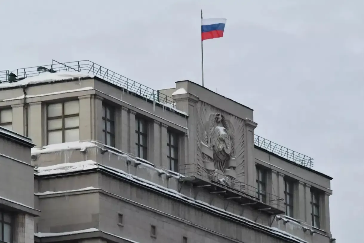 Депутаты приняли поправки в закон о правовом положении иностранных граждан: мигранты и их зависимые должны подтверждать доход не ниже регионального прожиточного минимума, налоговая будет передавать данные в МВД, ужесточены правила для детей и высококвалифицированных специалистов.