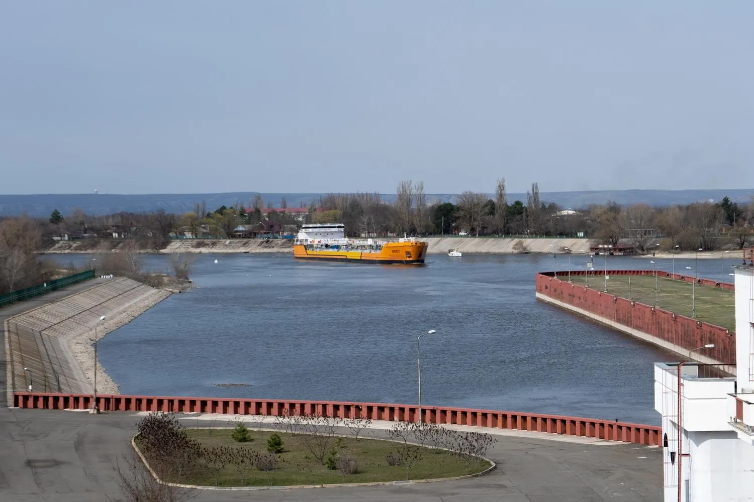 Навигация по каналу временно остановлена после атак беспилотников; эксперты предупреждают, что это может затронуть до четверти российского экспорта пшеницы через Азовское море.