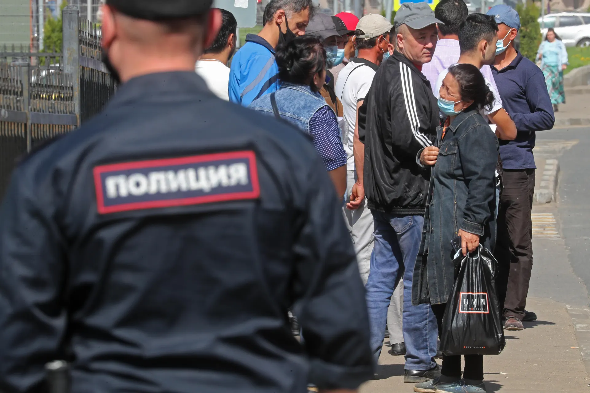 Правительство подготовило поправки ко второму чтению, расширяющие перечень правонарушений, за которые иностранцев будут выдворять обязательно — в него предлагают добавить дискриминацию и неповиновение пограничникам.