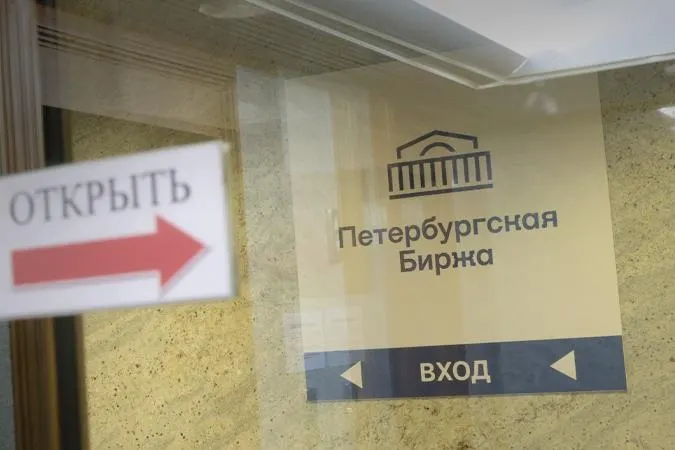 С 21 июля компании смогут покупать бензин только для собственных нужд или для заранее указанного конечного получателя; посредники смогут работать лишь от имени конечного покупателя. За нарушения торговой площадки грозят приостановкой или лишением доступа.
