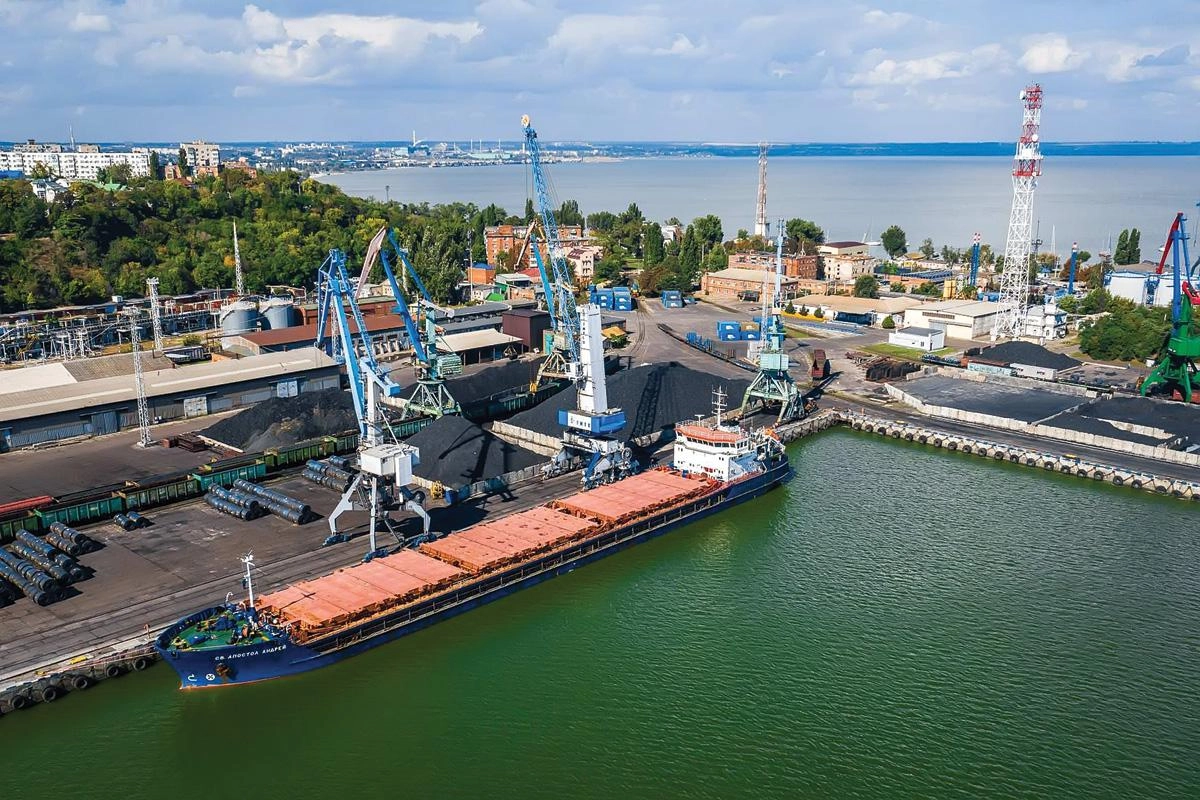 Власти предлагают покрыть до 90% затрат на перевозку зерна из Ростовской области в альтернативные порты после приостановки отгрузок из портов Азовского моря из‑за угрозы атак беспилотников.