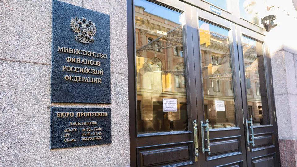 После 2022 года финансирование бюджета всё больше осуществляется за счёт заимствований: госдолг быстро растёт, расходы на его обслуживание уже стали одной из крупнейших статей бюджета, а эксперты предлагают лимиты в 30–40% ВВП.
