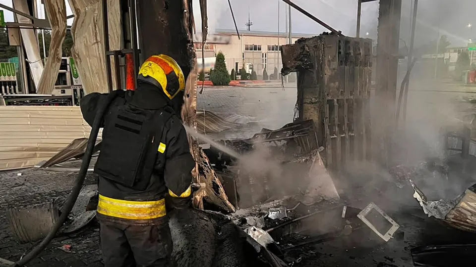 В ночь на 1 июля удары беспилотников по Днепропетровской области повредили пять автозаправок, одна женщина погибла, несколько человек ранены. Атака произошла на фоне острого дефицита бензина и резкого роста цен в России.