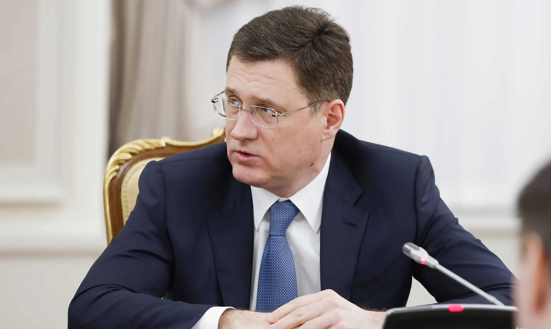 Александр Новак заявил, что внутренняя сеть поставок бензина и дизеля в целом обеспечена; отдельные перебои на заправках объясняют изменениями в логистике. Власти продолжают координировать работу федерального штаба по топливу, в ряде регионов введены меры повышенной готовности, дефицит связывают с ударами по нефтяной инфраструктуре.
