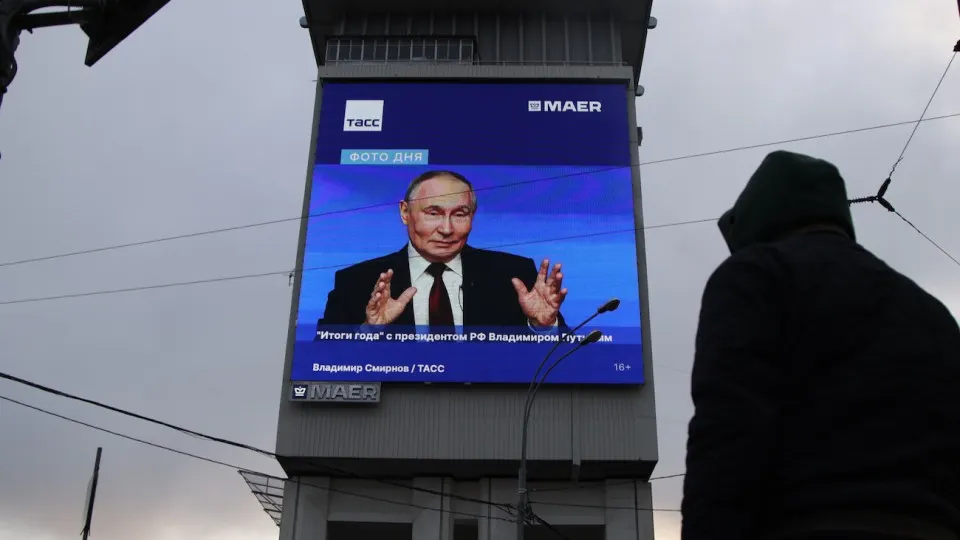 Дефицит бензина и меры распределения по талонам и QR‑кодам стали причиной сильного недельного падения одобрения президента — к 28 июня оно опустилось до 66,9%. Это самое резкое ослабление рейтинга за несколько лет.