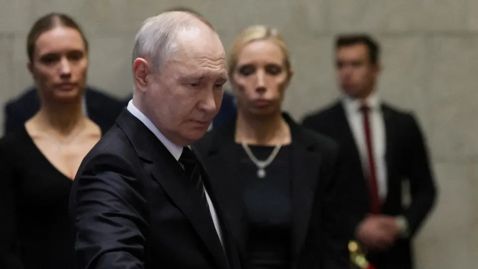 По словам источников, российский лидер нацелен на полный контроль над Донбассом и вряд ли примет предложенные остановки боевых действий. На фоне удлинённых ударов дронов, серьёзных экономических проблем и разговоров о массовой мобилизации вероятность обострения сохраняется.