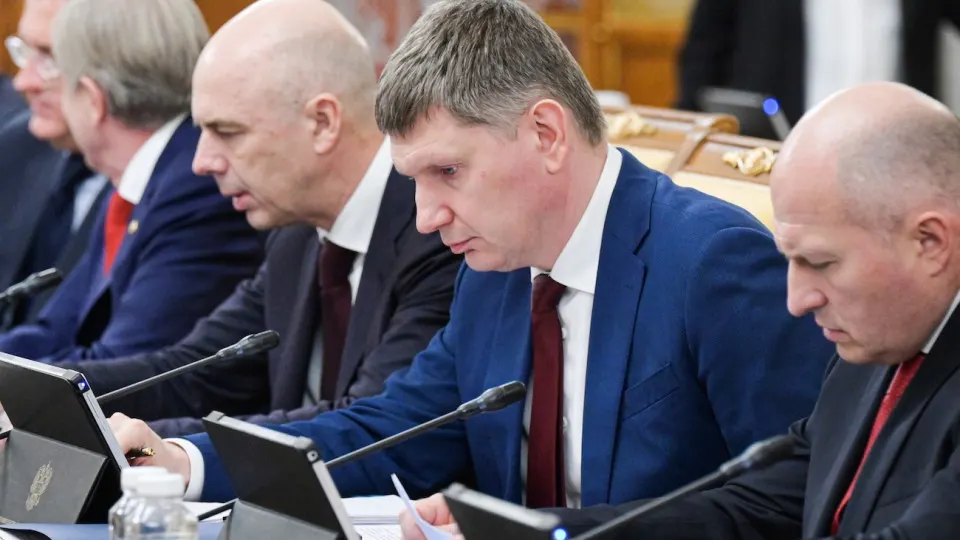 Минэкономразвития фиксирует прирост ВВП всего +0,2% за январь–май. Экономика сегментируется: Москва демонстрирует рост, остальная часть страны — в рецессии. Снижение инвестиций, падение цен на нефть и удары по НПЗ усиливают макрориски.