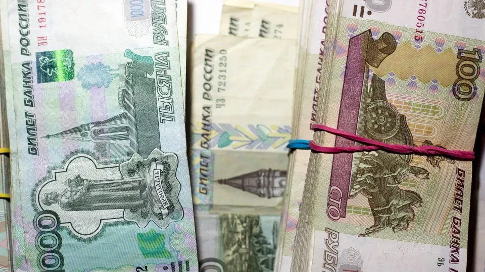 С 1 по 16 июля объём наличности в обращении увеличился на 513 млрд рублей. Банки активнее берут деньги у Центробанка, а доля проблемных долгов растёт.