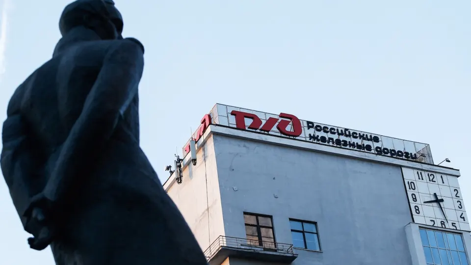 Правительство решило ускорить очередной рост тарифов на перевозки РЖД и провести его уже 1 октября. Решение связано с серьёзными финансовыми проблемами монополии и необходимостью пополнить бюджет компании.