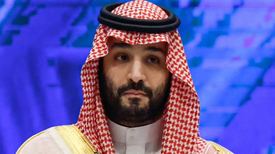 Королевство резко сократило официальную отгрузочную цену Arab Light, чтобы привлечь покупателей в Азии после возобновления движения через Ормузский пролив. Решение усилило падение мировых котировок и усилило давление на российский бюджет.