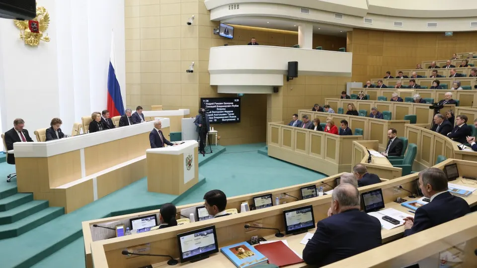 Сенаторы поддержали закон, который позволяет Минюсту вести список россиян за рубежом, признанных «уклоняющимися» от исполнения наказания. В документе прописаны масштабные ограничения — от блокировки банковских услуг до практически полного запрета на консульскую помощь.