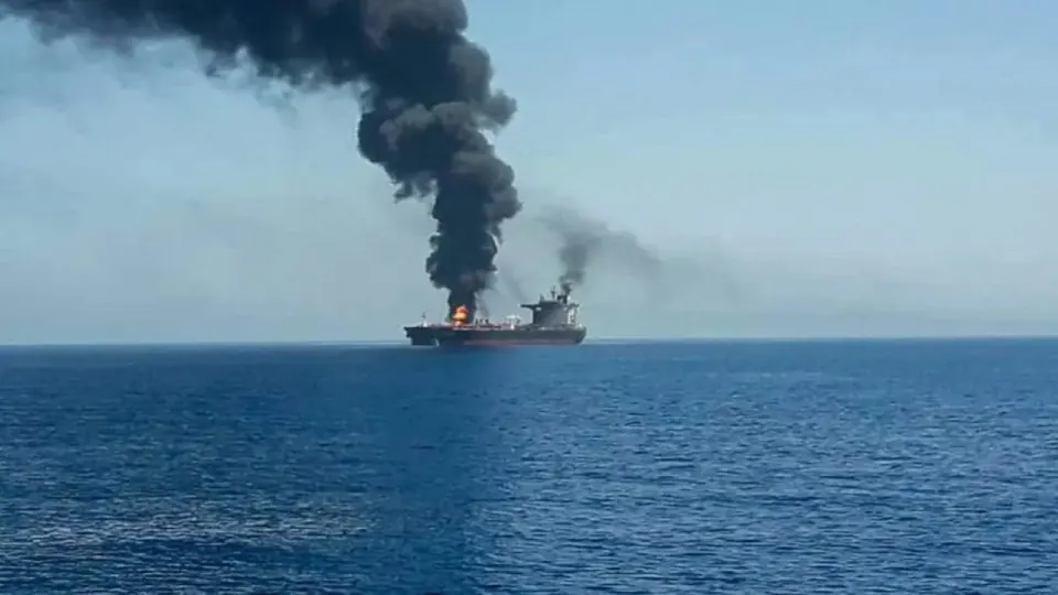 Военные отмечают угрозы атак воздушных и морских беспилотников в российской исключительной экономической зоне Чёрного моря, включая район Новороссийска. Атаки уже поражают торговые суда и могут нарушить экспорт нефти и сельхозгрузов.