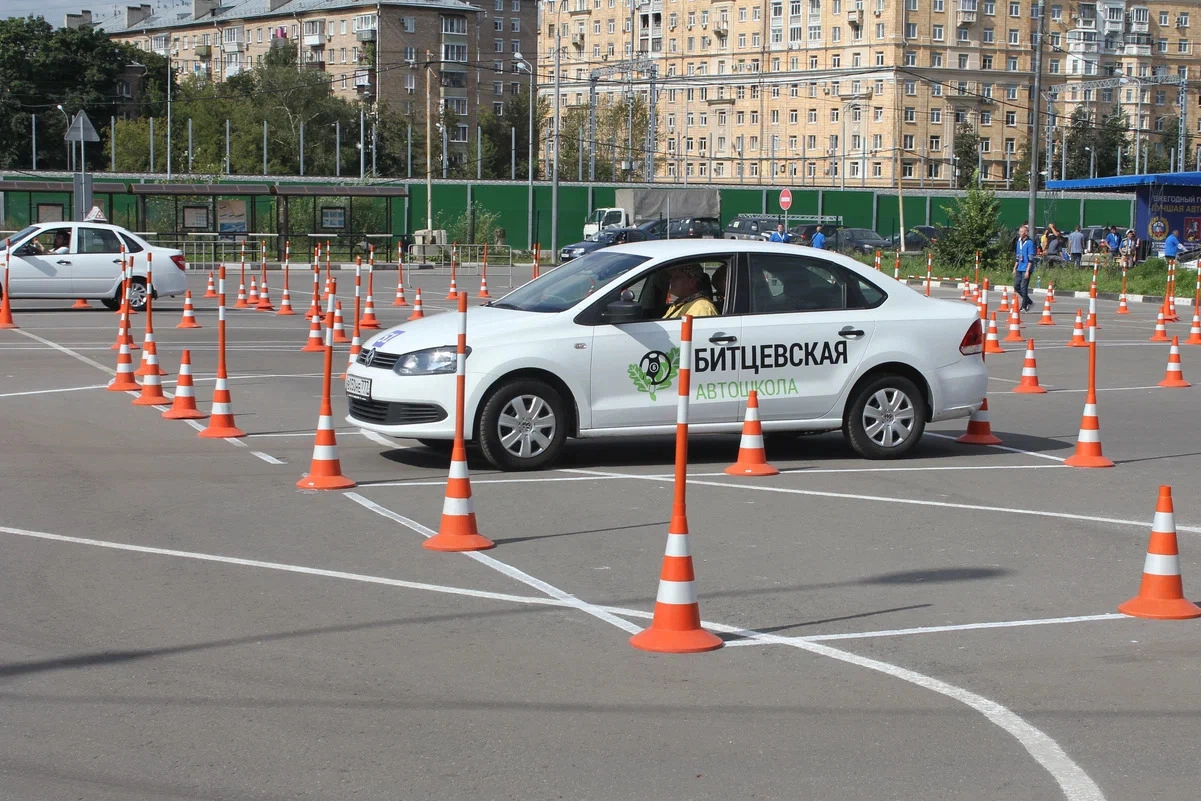 В разных регионах автошколы анонсируют рост стоимости обучения и изменения расписания: в отдельных случаях цена на курс категории «Б» может вырасти почти на 20%, часть школ предупреждает о возможных переносах и отменах занятий из‑за дефицита топлива.