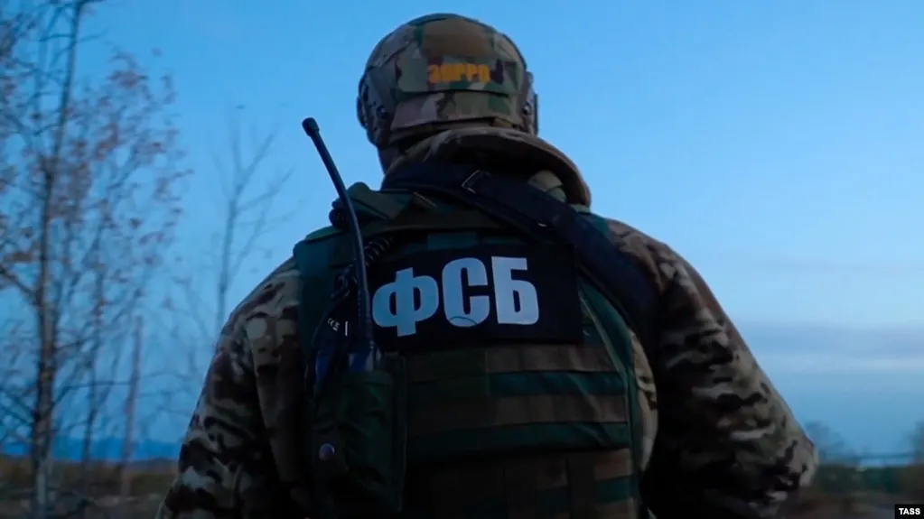 По данным ФСБ, подозреваемый вступил в запрещённую организацию и планировал поджечь железнодорожные цистерны; независимые проверки ограничены.