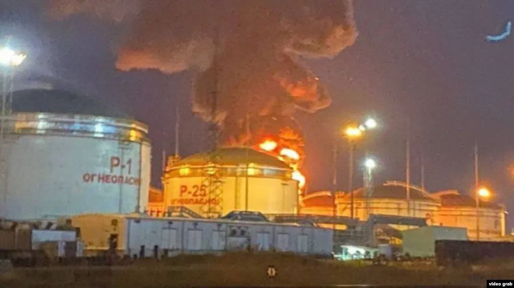 Спутниковые снимки зафиксировали крупный нефтяной разлив у порта Тамань; площадь загрязнения оценивается примерно в 80 квадратных километров, пятно простирается на 20 километров к югу и юго‑западу.