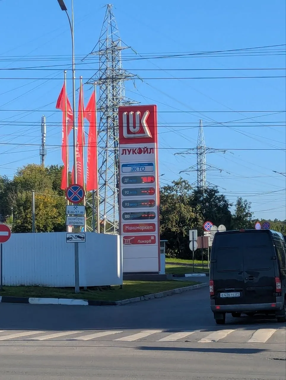 В ряде регионов страны сохраняются перебои с топливом: очереди на АЗС, ограничения продаж и временное закрытие заправок.