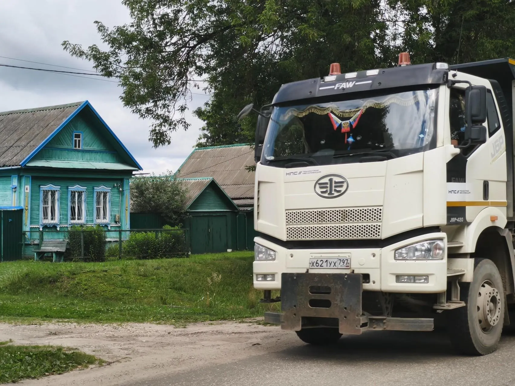 Часть жильцов лишилась домов под строительство трассы, другие пытаются пережить шум и соседство с поездами.