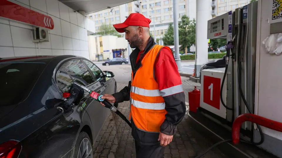 Ситуация на заправках Москвы и области остаётся напряжённой: очереди, рост цен и перебои с поставками топлива после ударов по нефтепереработке.
