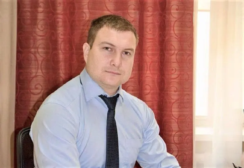 Уголовное дело связано с капремонтом школ в Херсонской области; по версии следствия ущерб бюджету оценивается в 146 млн рублей. Нестеренко утверждает, что действовал по указаниям руководства.