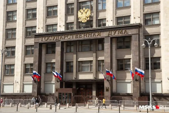 Расследование показывает доходы губернатора Ильи Середюка и владение жильём, сопоставляя данные с информацией о других кандидатах.