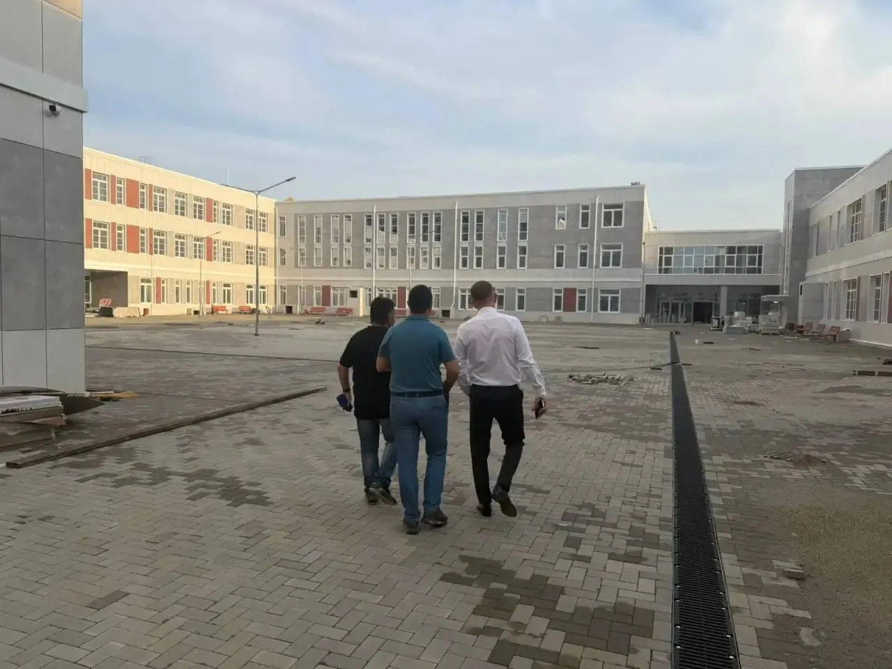 В Краснодаре две новые школы откроются позже запланированной даты старта учебного года; часть учеников будет временно обучаться в другом здании.