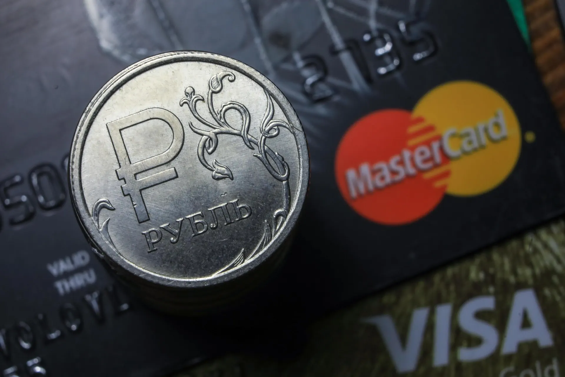 Россияне сталкиваются с перебоями при оплате картами Visa и Mastercard, а также при расчетах через СБП.