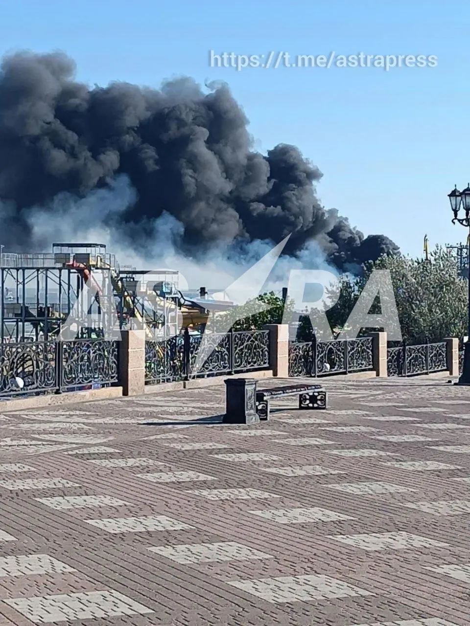 Беспилотники атаковали порт Ейск в Краснодарском крае, а в Кривом Роге произошла атака на торговый центр. В сводке также упоминаются события в Киеве и политическая повестка Алтая.