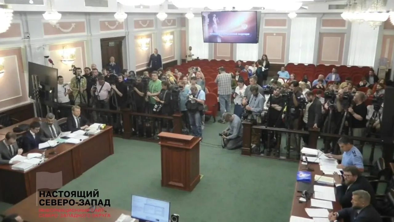 Рассматривается иск от партии «Родина» о снятии списка «Яблоко» с выборов в Госдуму. У здания суда собрались около 500 человек, внутрь пропускали только участников процесса и журналистов.
