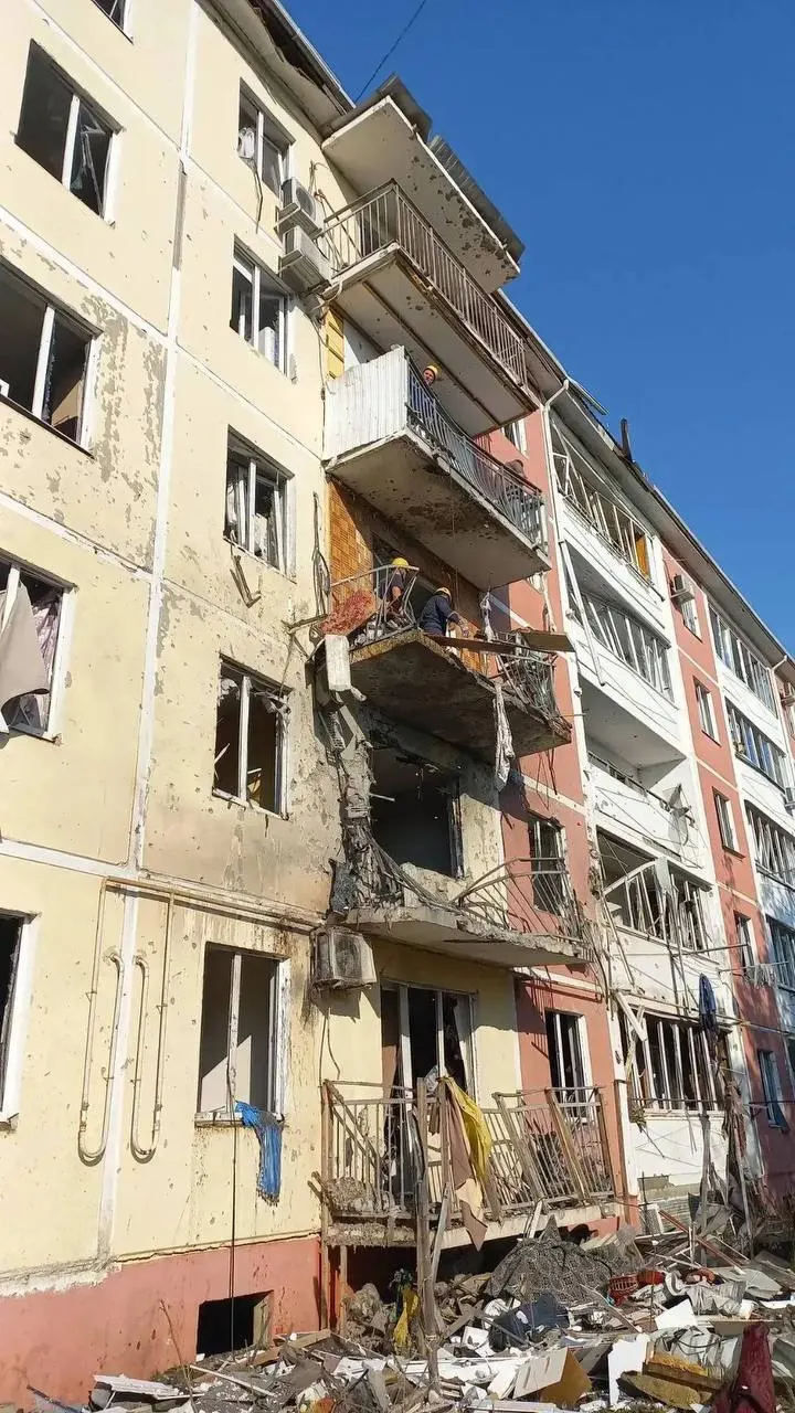 Две женщины госпитализированы с осколочными ранениями; ещё двое жильцов получили амбулаторную помощь. Власти пообещали помощь пострадавшим в восстановлении жилья.