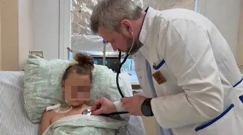 11-летняя Вера из Армавира перенесла атаку дрона в Архипо-Осиповке; после лечения в нескольких клиниках её выписали и она возвращается домой в Армавир.
