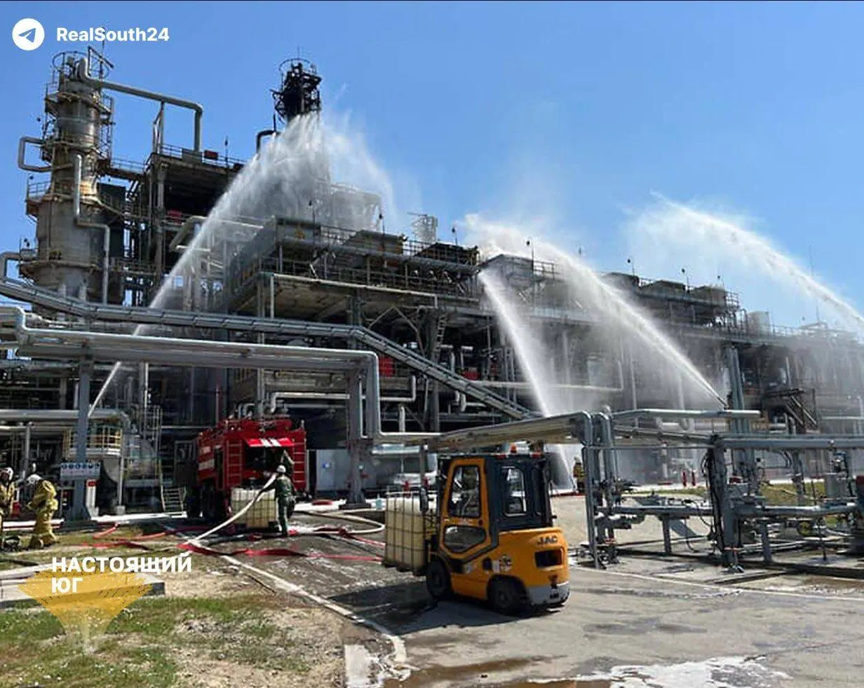 Август стал тяжёлым месяцем для нефтепереработки: серия атак по НПЗ привела к снижению переработки и росту цен на бензин.