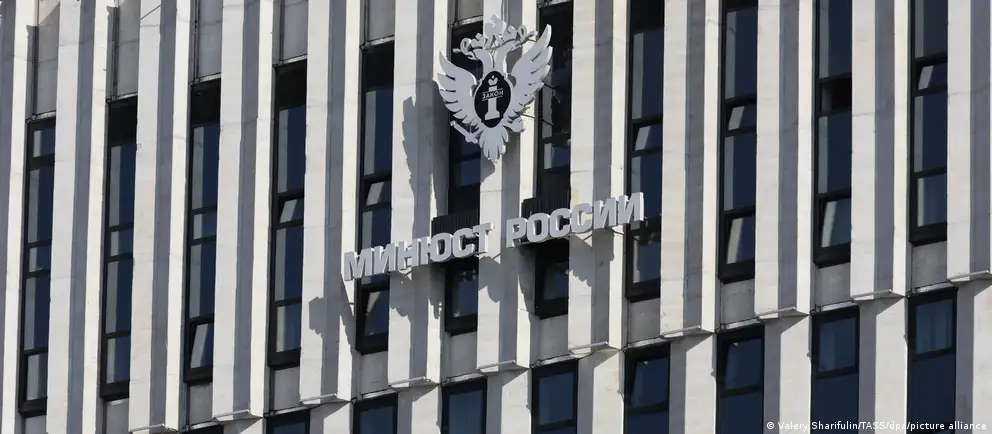 Минюст расширил перечень «нежелательных» организаций на шесть позиций, включив HRF и другие структуры. В тексте — обзор причин включения и примеры попавших в реестр.