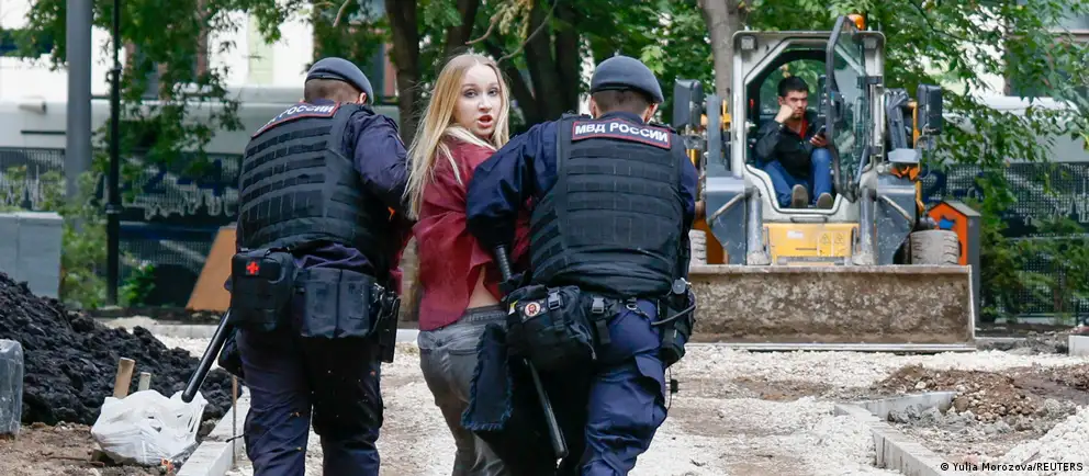Десятки задержанных возле Верховного суда Москвы во время апелляции на допуск списка к выборам; задержания, изъятие телефонов и задержания без протоколов.
